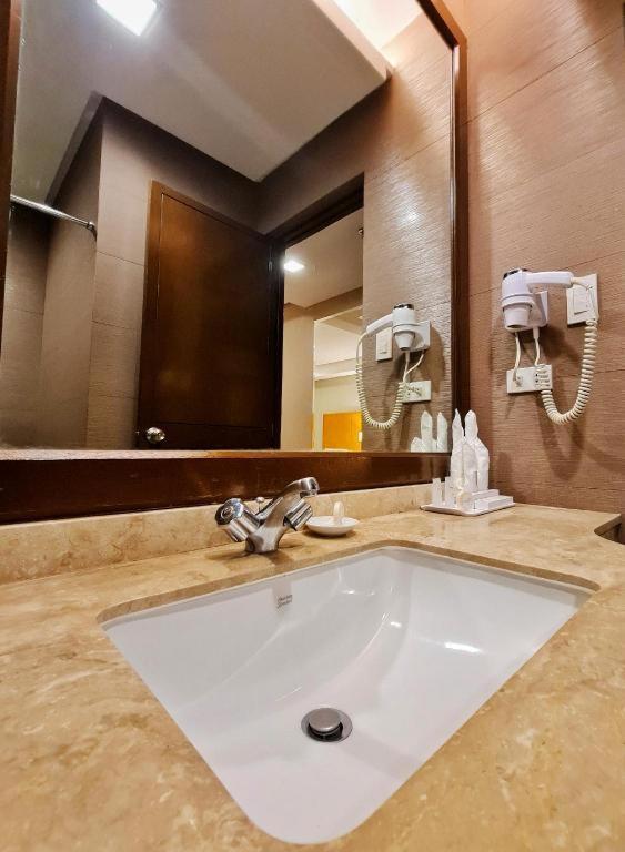 District 21 Hotel Iloilo City Bagian luar foto